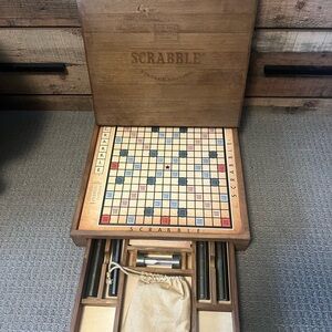 SCRABBLE BRAND CROSSWORD GAME PREMIER VINTAGE EDITION, WOOD CABINET 100% COMPLET
